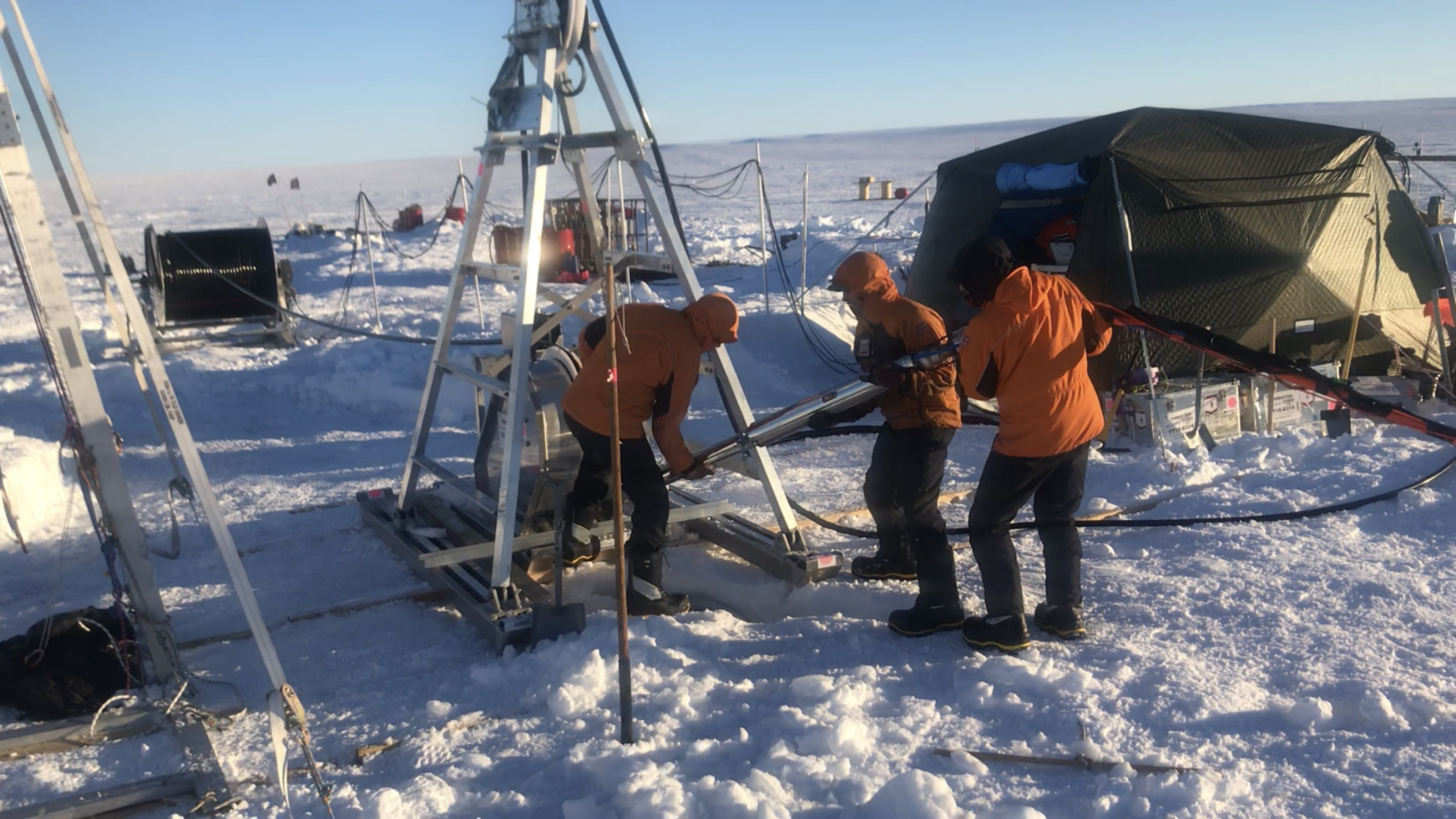 Photo of the BAS team deploying the hot water drill at Thwaites Glacier including Paul Anker, Keith Nicholls, James Smith and Peter Davis Credit: Icefin/ITGC/Schmidt